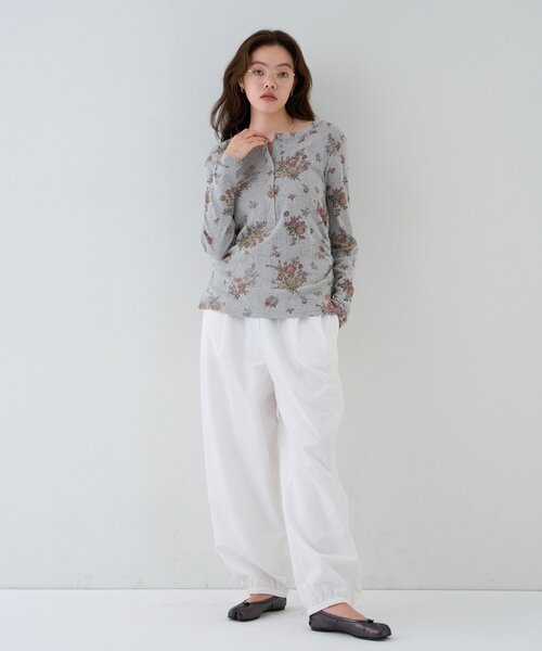 Omekashi（オメカシ）の「【5色展開/花柄・レース】フラワープリント/起毛レースヘンリーカットソー（Tシャツ/カットソー・レディース・ブラック/グレー/オフホワイト/ホワイト系その他/ブラック系その他・FREE）」の10枚目の写真