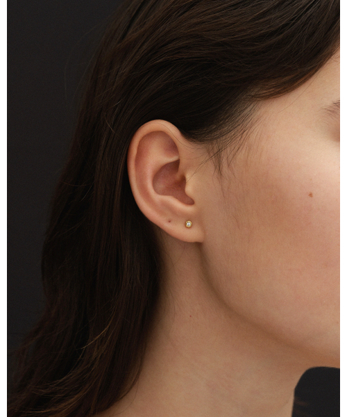 ANOTHERLAYER(アナザーレイヤー)の「3mm Bezel Stud - Gold (silver925)(ピアス(両耳用)・レディース・ゴールド・FREE)」の2枚目の写真