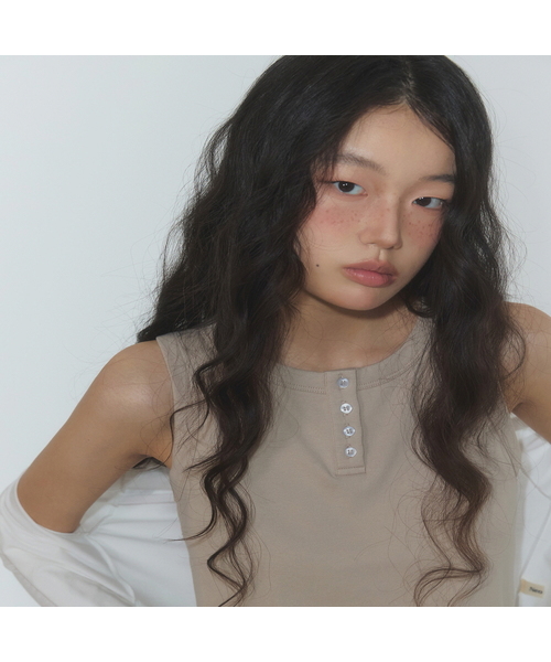 TWEE(トゥウィー)の「エリンベーシックヘンリーネックスリーブレス(Tシャツ/カットソー・レディース・アイボリー/オリーブ/Beige・FREE)」の2枚目の写真