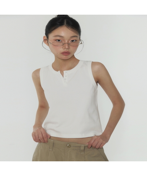 TWEE(トゥウィー)の「エリンベーシックヘンリーネックスリーブレス(Tシャツ/カットソー・レディース・アイボリー/オリーブ/Beige・FREE)」の1枚目の写真