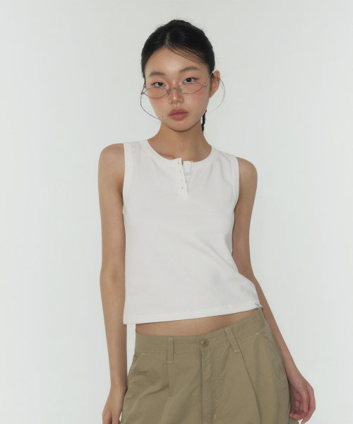TWEE(トゥウィー)の「エリンベーシックヘンリーネックスリーブレス(Tシャツ/カットソー・レディース・アイボリー/オリーブ/Beige・FREE)」の4枚目の写真