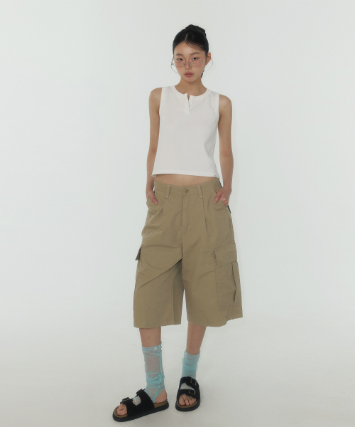 TWEE(トゥウィー)の「エリンベーシックヘンリーネックスリーブレス(Tシャツ/カットソー・レディース・アイボリー/オリーブ/Beige・FREE)」の5枚目の写真
