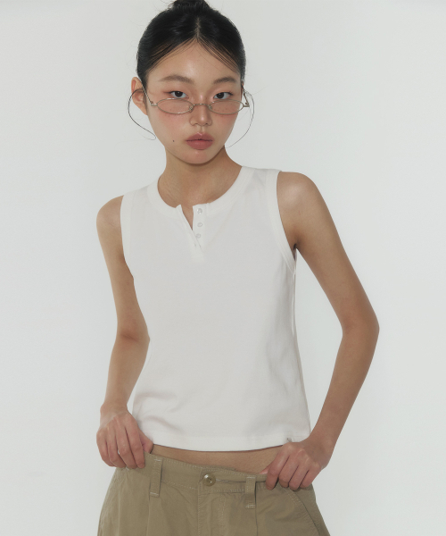 TWEE(トゥウィー)の「エリンベーシックヘンリーネックスリーブレス(Tシャツ/カットソー・レディース・アイボリー/オリーブ/Beige・FREE)」の6枚目の写真