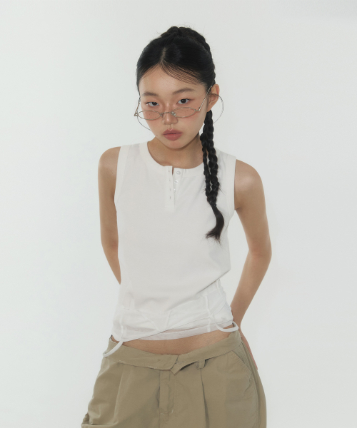 TWEE(トゥウィー)の「エリンベーシックヘンリーネックスリーブレス(Tシャツ/カットソー・レディース・アイボリー/オリーブ/Beige・FREE)」の7枚目の写真