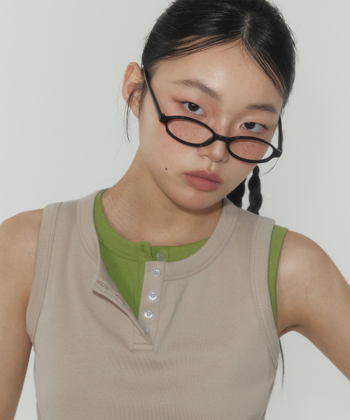 TWEE(トゥウィー)の「エリンベーシックヘンリーネックスリーブレス(Tシャツ/カットソー・レディース・アイボリー/オリーブ/Beige・FREE)」の12枚目の写真