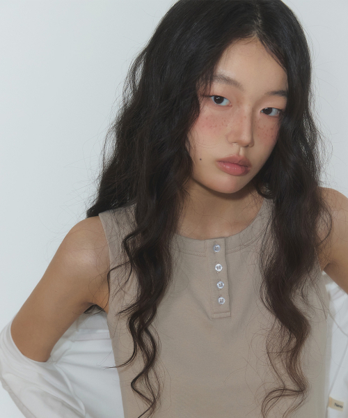 TWEE(トゥウィー)の「エリンベーシックヘンリーネックスリーブレス(Tシャツ/カットソー・レディース・アイボリー/オリーブ/Beige・FREE)」の16枚目の写真