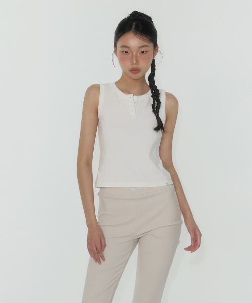 TWEE(トゥウィー)の「エリンベーシックヘンリーネックスリーブレス(Tシャツ/カットソー・レディース・アイボリー/オリーブ/Beige・FREE)」の18枚目の写真