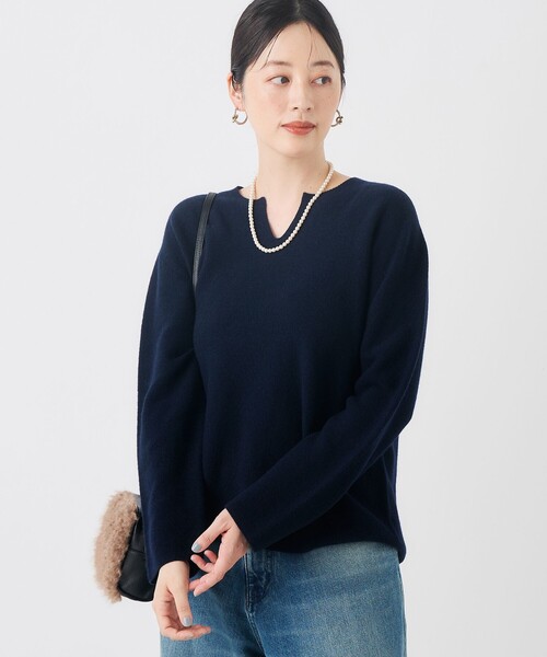 NOLLEY’S(ノーリーズ)の「ウォッシャブルカールカールキーネックプルオーバー(ニット/セーター・レディース・ピンク/オフホワイト/ネイビー/ロイヤルブルー・FREE)」の2枚目の写真