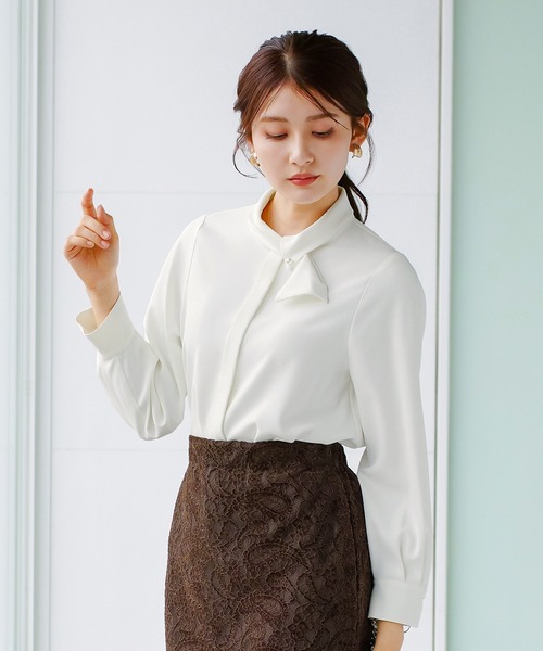 WHITE JOOLA（ホワイトジョーラ）の「【 通勤・セレモニー 】 アシメカラーボウタイブラウス（シャツ/ブラウス・レディース・サックスブルー/ホワイト/ベージュ・S/L/M）」の4枚目の写真