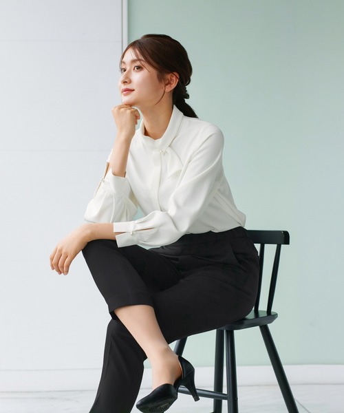 WHITE JOOLA（ホワイトジョーラ）の「【 通勤・セレモニー 】 アシメカラーボウタイブラウス（シャツ/ブラウス・レディース・サックスブルー/ホワイト/ベージュ・S/L/M）」の7枚目の写真