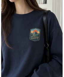 小さなアウトドアモチーフがアクセント◎【DAYBREAK SUPPLY CO. ワッペン風 プリント リブ付き ロングスリーブTシャツ】