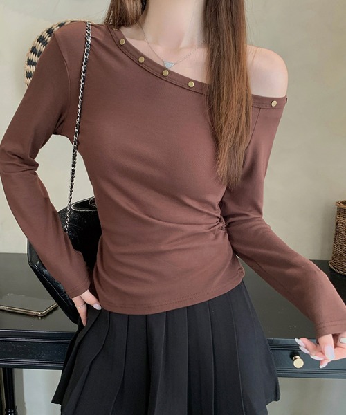 2ly2(トゥーリートゥー)の「スタッズ付きワンショルダートップス 長袖 オフショルダー カットソー(Tシャツ/カットソー・レディース・ダークグレー/ブラック/ブラウン・FREE)」の9枚目の写真