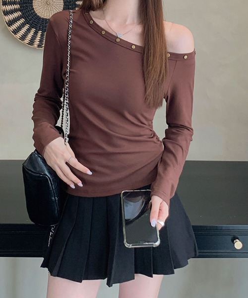 2ly2(トゥーリートゥー)の「スタッズ付きワンショルダートップス 長袖 オフショルダー カットソー(Tシャツ/カットソー・レディース・ダークグレー/ブラック/ブラウン・FREE)」の4枚目の写真