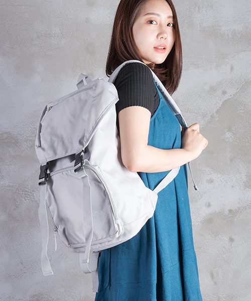 Jouet（ジョエット）の「Jouet ナイロン フラップ バックパック（バックパック/リュック・レディース・オレンジ/ブラック/ベージュ/ネイビー/ライトグレー・FREE）」の3枚目の写真
