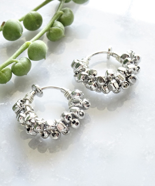 TONE SELECT GOODS(トーンセレクトグッズ)の「【marinaJEWELRY】pti SILVER square metal*wrapped hoop earring(イヤリング・レディース・シルバー・SMALL)」の3枚目の写真