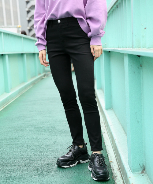 LOWRYS FARM（ローリーズファーム）の「カラースキニーパンツ 804599（その他パンツ・レディース・ブラウン/ベージュ/ブラック/ベージュ系その他・LARGE/X-SMALL/MEDIUM/SMALL）」の2枚目の写真