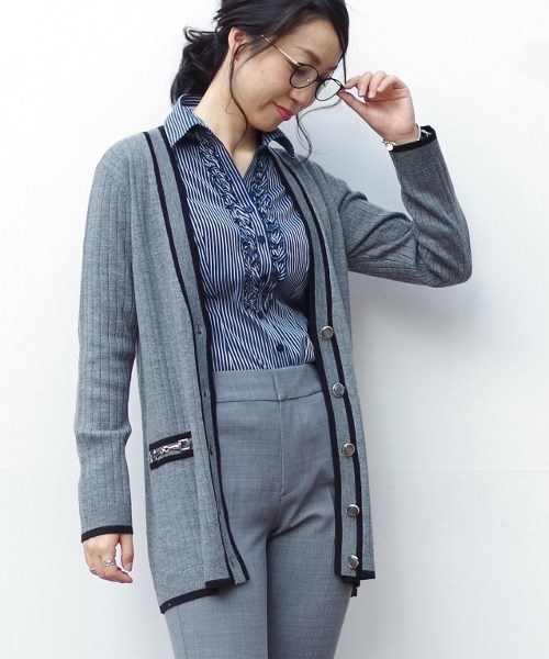 NARACAMICIE（ナラカミーチェ）の「ビット付ミドル丈リブVカーディガン（カーディガン/ボレロ・レディース・ブラック/ネイビー/グレー・MEDIUM/LARGE）」の2枚目の写真