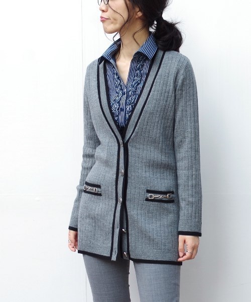 NARACAMICIE（ナラカミーチェ）の「ビット付ミドル丈リブVカーディガン（カーディガン/ボレロ・レディース・ブラック/ネイビー/グレー・MEDIUM/LARGE）」の5枚目の写真