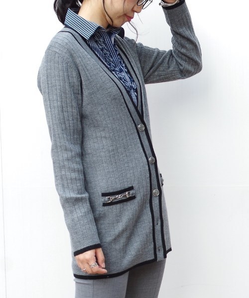 NARACAMICIE（ナラカミーチェ）の「ビット付ミドル丈リブVカーディガン（カーディガン/ボレロ・レディース・ブラック/ネイビー/グレー・MEDIUM/LARGE）」の6枚目の写真