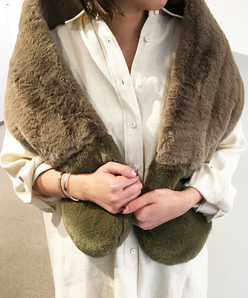 Divinique（ディビニーク）の「BANDITS エコファー マフラー（ストール/ショール・レディース・ベージュ/カーキ・FREE）」の6枚目の写真