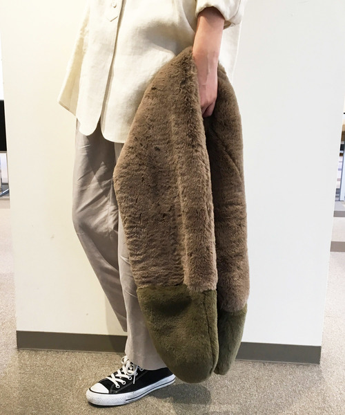 Divinique（ディビニーク）の「BANDITS エコファー マフラー（ストール/ショール・レディース・ベージュ/カーキ・FREE）」の5枚目の写真