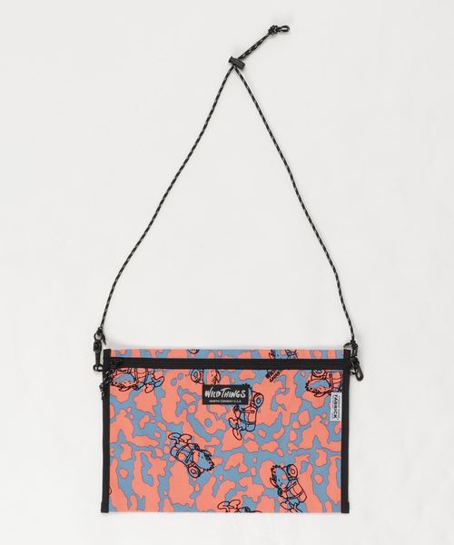 FABRICK(ファブリック)の「FABRICK【WILD THIGS×GASIUS】FLAT SHOULDER BAG L(ショルダーバッグ・メンズ・マルチ・ONE SIZE)」の1枚目の写真