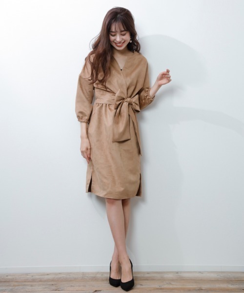 M.deux(エムドゥ)の「スウェードカシュクールワンピ(ワンピース)」|キャメル