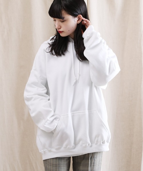 GILDAN(ギルダン)の「GILDAN / ギルダン USAオーバーサイズ ロングスリーブ プルオーバー パーカー / 裏起毛(パーカー・メンズ・ホワイト/ブラック/ダークグリーン/パープル/ネイビー/レッド/ピンク/イエロー/オレンジ/インディゴブルー/サンドベージュ/ヘザーグレー/杢グレー/グリーン系その他/ブルー系その他/マルーン/ロイヤルブルー/チャコール/グリーン系その他2・SMALL/MEDIUM/LARGE/X-LARGE)」の1枚目の写真