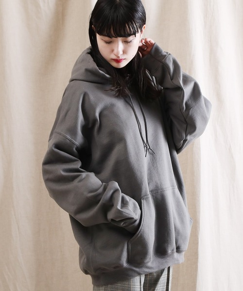 GILDAN(ギルダン)の「GILDAN / ギルダン USAオーバーサイズ ロングスリーブ プルオーバー パーカー / 裏起毛(パーカー・メンズ・ホワイト/ブラック/ダークグリーン/パープル/ネイビー/レッド/ピンク/イエロー/オレンジ/インディゴブルー/サンドベージュ/ヘザーグレー/杢グレー/グリーン系その他/ブルー系その他/マルーン/ロイヤルブルー/チャコール/グリーン系その他2・SMALL/MEDIUM/LARGE/X-LARGE)」の5枚目の写真