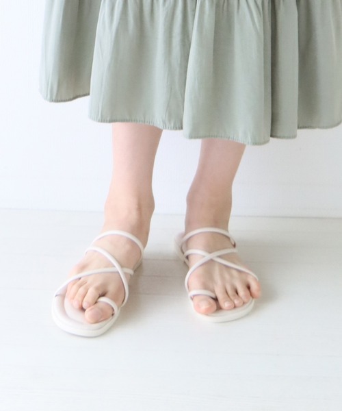 BLUEEAST(ブルーイースト)の「ふかふか2WAYストラップフラットサンダル(サンダル・レディース・オフホワイト/ブラック・MEDIUM/LARGE)」の6枚目の写真