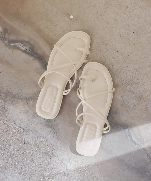 BLUEEAST(ブルーイースト)の「ふかふか2WAYストラップフラットサンダル(サンダル・レディース・オフホワイト/ブラック・MEDIUM/LARGE)」の16枚目の写真