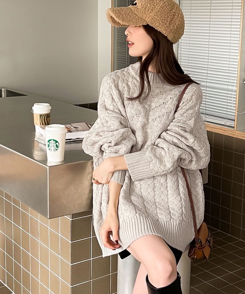 印象的1枚。切替えケーブル編みニット