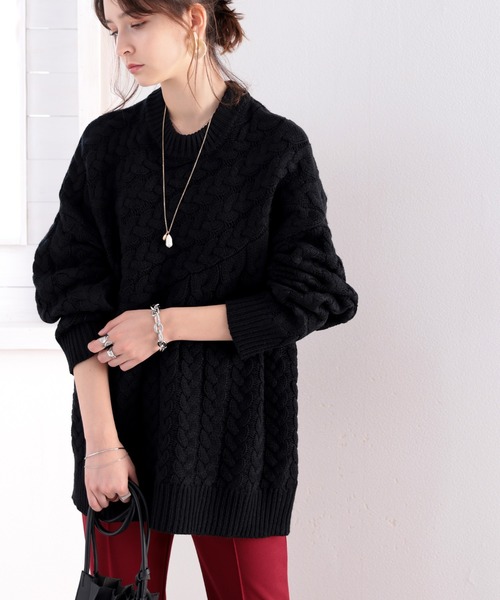 印象的1枚。切替えケーブル編みニット