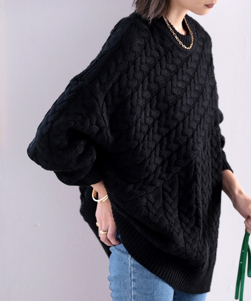 印象的1枚。切替えケーブル編みニット