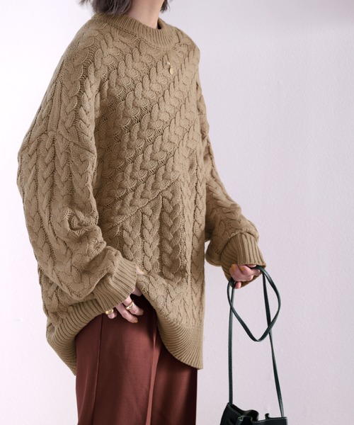 印象的1枚。切替えケーブル編みニット