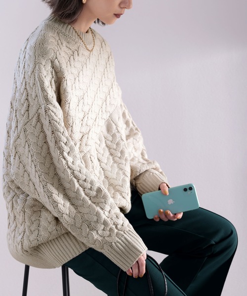 印象的1枚。切替えケーブル編みニット