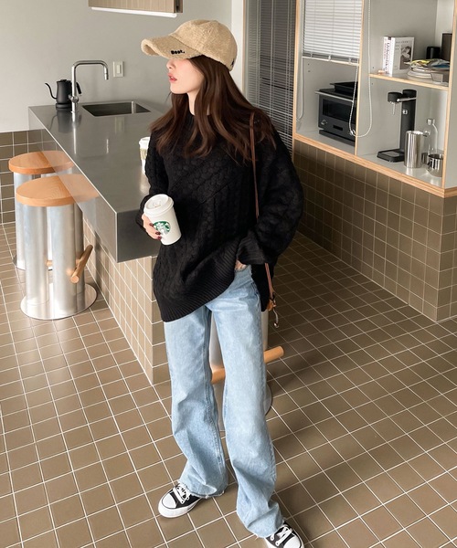 印象的1枚。切替えケーブル編みニット