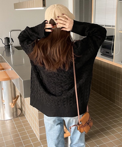 印象的1枚。切替えケーブル編みニット