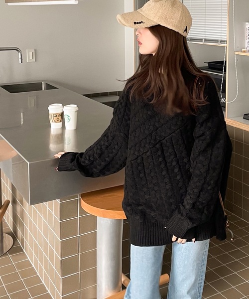 印象的1枚。切替えケーブル編みニット