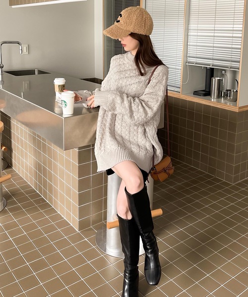 印象的1枚。切替えケーブル編みニット