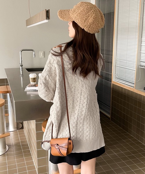 印象的1枚。切替えケーブル編みニット