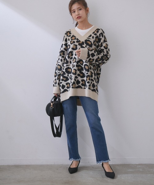 vis-`a-vis（ビサビ）の「【WEB限定】ゆったりシルエット。レオパードジャガードVネックプルオーバー（ニット/セーター・レディース・ベージュ/グレー・FREE）」の3枚目の写真
