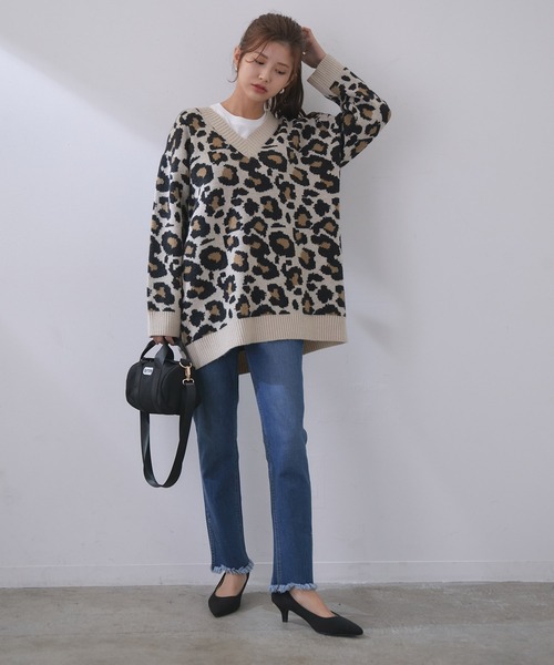 vis-`a-vis（ビサビ）の「【WEB限定】ゆったりシルエット。レオパードジャガードVネックプルオーバー（ニット/セーター・レディース・ベージュ/グレー・FREE）」の4枚目の写真