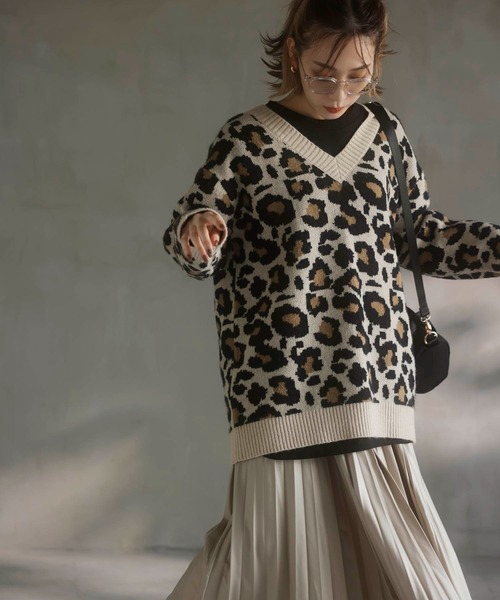 vis-`a-vis（ビサビ）の「【WEB限定】ゆったりシルエット。レオパードジャガードVネックプルオーバー（ニット/セーター・レディース・ベージュ/グレー・FREE）」の18枚目の写真