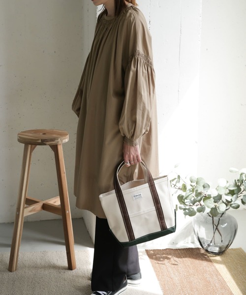 URBAN RESEARCH DOORS（アーバンリサーチドアーズ）の「シャーリングギャザーチュニックワンピース（ワンピース・レディース・モカ/ブラック・ONE）」の2枚目の写真