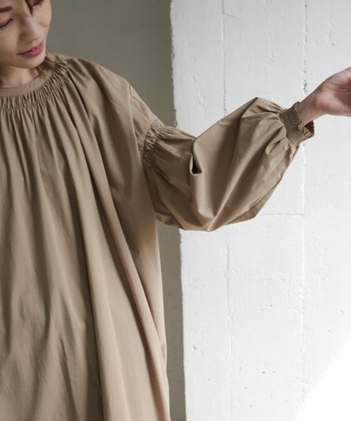 URBAN RESEARCH DOORS（アーバンリサーチドアーズ）の「シャーリングギャザーチュニックワンピース（ワンピース・レディース・モカ/ブラック・ONE）」の11枚目の写真