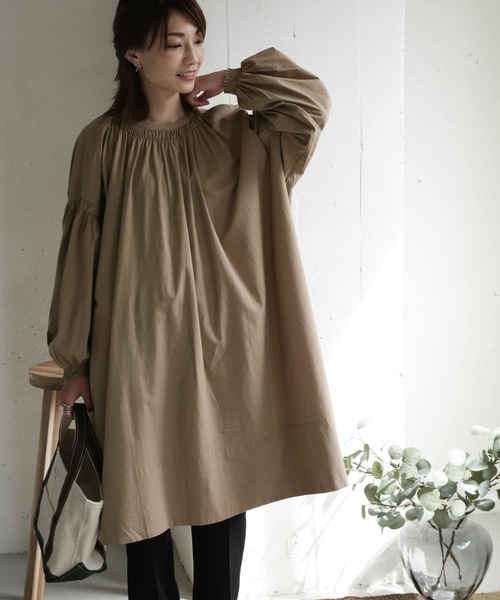 URBAN RESEARCH DOORS（アーバンリサーチドアーズ）の「シャーリングギャザーチュニックワンピース（ワンピース・レディース・モカ/ブラック・ONE）」の12枚目の写真