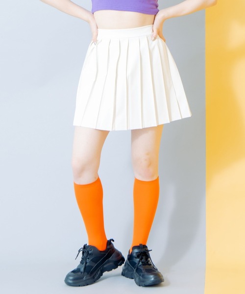 PUNYUS（プニュズ）の「合皮プリーツミニスカート（スカート・レディース・オフホワイト/ブラック/ダークオレンジ・3/1/4/2）」の2枚目の写真