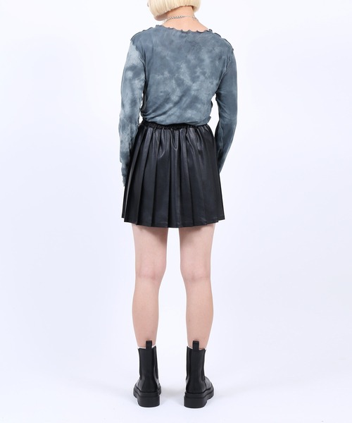 PUNYUS（プニュズ）の「合皮プリーツミニスカート（スカート・レディース・オフホワイト/ブラック/ダークオレンジ・3/1/4/2）」の4枚目の写真