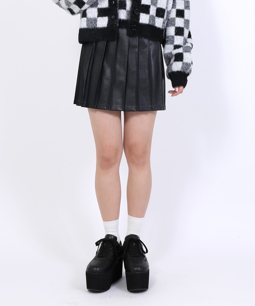 PUNYUS（プニュズ）の「合皮プリーツミニスカート（スカート・レディース・オフホワイト/ブラック/ダークオレンジ・3/1/4/2）」の19枚目の写真